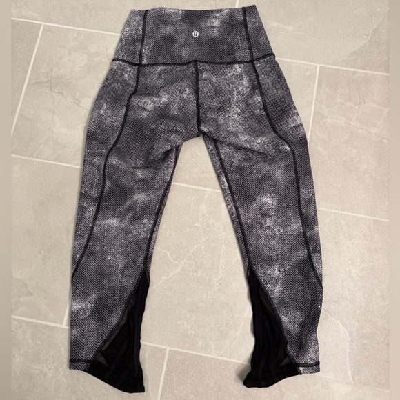 Lululemon Essential Rhythm Crop Full-On Luxtreme Diffusion White Black Size 6 - Picture 3 of 12